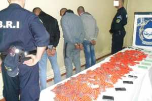 أمن الوادي يفكك شبكة متاجرة بالأقراص المهلوسة