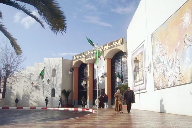 Le parc communal de Sétif dans le noir, le siège de l'APC suivra