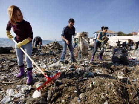 Alger - Des jeunes se mobilisent pour nettoyer les plages de Tamenfoust
