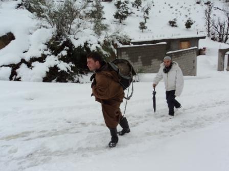 Chutes de neige et verglas bloquent les routes