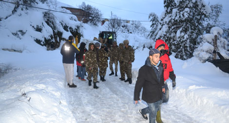 الجيش يفتح الثكنات العسكرية للمواطنين لإنقاذهم من الموت