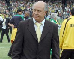 وقع على العقد مساء أول أمس وسيعود من تونس اليوم               بلحوت يباشر مهامه على رأس شباب قسنطينة غدا