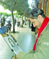 رسّامو الأرصفة في الجزائر ... فنانون أم باعة؟