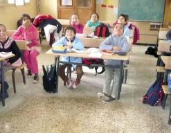 تعرف تسربا للمياه بعد 3 سنوات من إنجازها ومراحيضها تهدد صحة الأطفال               8 أقسام مهددة بالانهيار على رؤوس التلاميذ بمدرسة بن مهيدي بالعاصمة