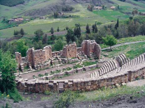 Algérie - Site archéologique de Djemila: Vol au dessus du nid de Cuicul