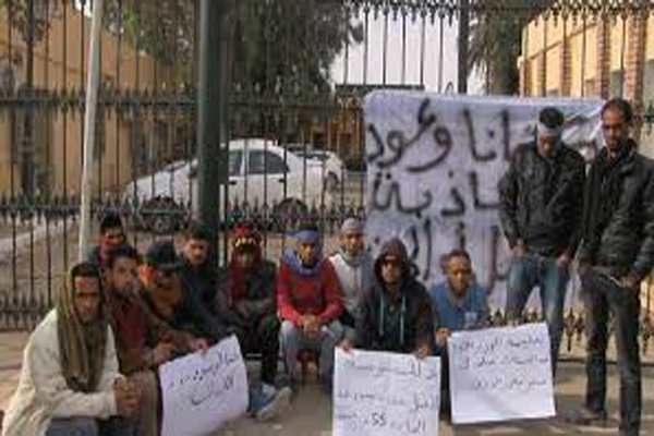 الإعتصام المفتوح للبطالين أمام مقر ولاية ورقلة يتواصل