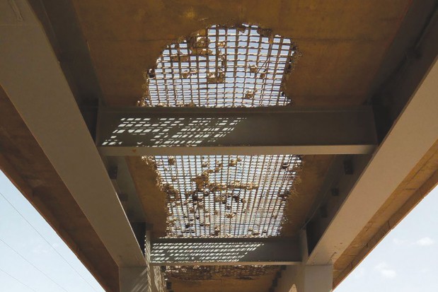 Le pont d'Outoul partiellement effondré