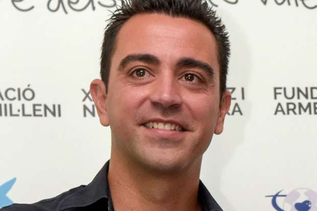 تشافي يكشف عن توقعاته للفائز بدوري أبطال أوروبا والدوري الإنجليزي