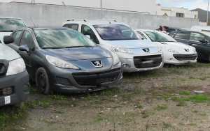 الإطاحة بشبكة من 13 شخص تبيع سيارات بدون وثائق في بسكرة