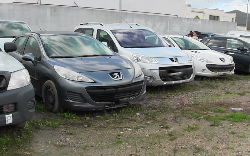 الإطاحة بشبكة من 13 شخص تبيع سيارات بدون وثائق في بسكرة