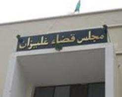 محكمة غليزان               3 أشخاص يغتصبون فتاة هددوها بالسلاح الأبيض