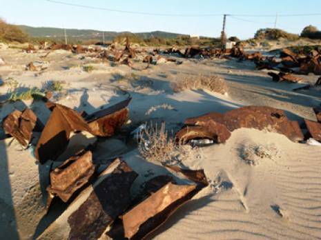 Commune de la Marsa - La plage de Rmila croule sous la ferraille
