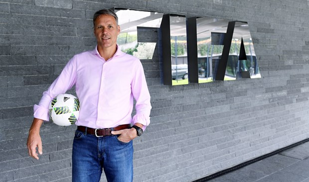 Marco van Basten rejoint la FIFA