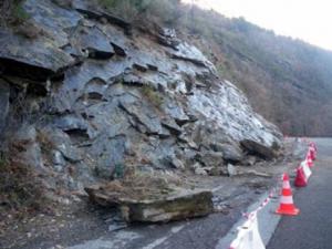 Lakhdaria (Bouira) - La RN5 fermée au trafic routier pour cause d'éboulis