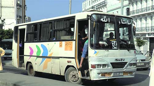 Des bus privés moyenâgeux assurant le transport public en dessous du mauvais