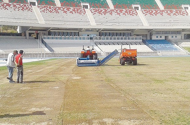 Les travaux de la nouvelle pelouse ont commencé !