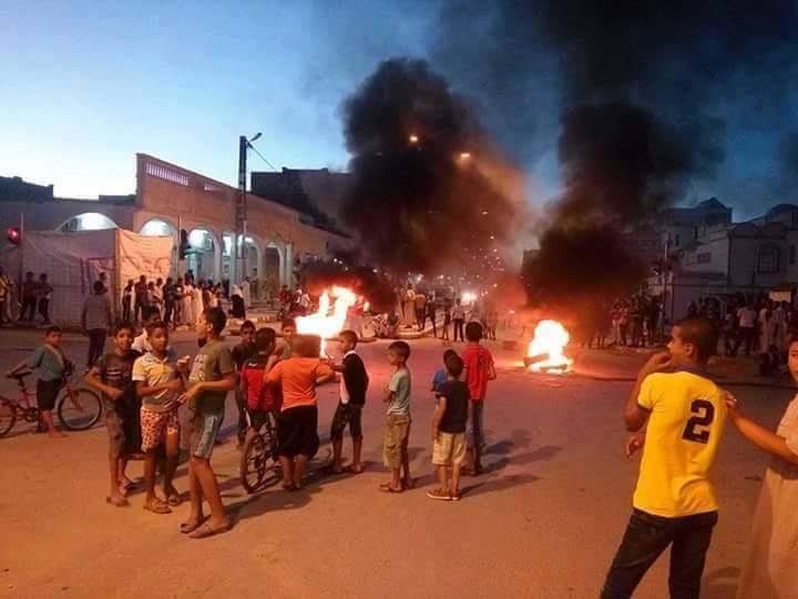 بالصور مواطنون من الوادي يحتجون ضد زيادات في فواتير الكهرباء