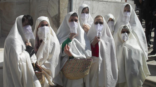 Une voilette en tissu de soie à la fonction utilitaire et sociale