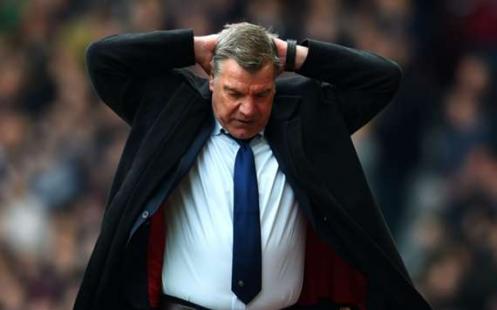 بالفيديو.. مدرب المنتخب الإنجليزي يسقط في مستنقع الفساد