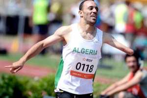 بسكرة تكرم العداء سمير نويوة المتوّج بذهبية 1500 متر