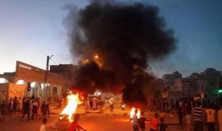 مواطنون يحتجون بمدينة الوادي ضد 