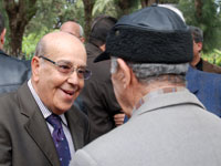 لفظت أمس أمواج البحر بشاطئ تلزة بالقل غرب ولاية   جثة حوت ضخم ،   وحسب رئيس اللجنة الوطنية للصيد البحري أنه بعد معاينة جثة الحوت الذي   عتر عليه تبين أنه من نوع (كاش ألو) أين قدر طوله بـ4 أمتارو20سنتيم ووزنه بلغ   طن ونصف،   وحسب نفس المصدر أنه   يرجح أنه تم صيده باستعمال شباك   متنقلة قبل التخلص   منه بعرض البحر وقذفته أمواج البحر نحو الشاطئ حيث يعتقد قد   توفي منذ أزيد من 10 أيام حيث أن الكثير من ملامح جسمه تغيرت إضافة إلى الروائح الكريهة المنبعثة منه حيث من المنتظر أن يتم نقل جثة الحوت ودفنه .