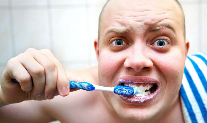 10 أخطاء نقع فيها أثناء غسل الأسنان