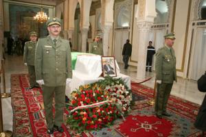 الجزائريون يبكون رحيل الثائر الرمز