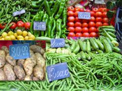 توقع أن تستقر الأسعار في غضون الأسابيع القليلة المقبلة، صويلح: المضاربة وتعدد الوسطاء وراء التهاب أسعار الخضر والفواكه