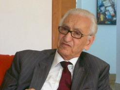 الموقف قد يكون ردا من حسين آيت أحمد على التصريحات الأخيرة للفقيد               الأفافاس يتجاهل وفاة بن بلة مفضلا التعريف بمتصدري قوائم حزبه