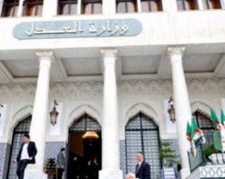 تصعيدا لاحتجاجاتهم عقب “تجاهل” مطالبهم و”تهديدهم” بالطرد موظفو العدالة يخرجون اليوم إلى الشارع في اعتصام أمام الوزارة الوصية