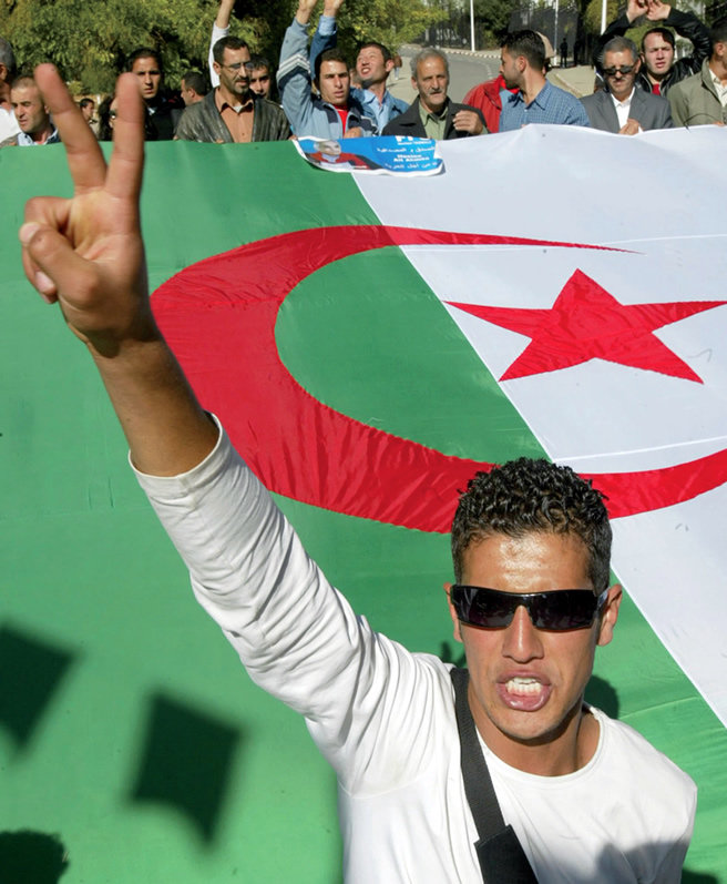 Le FFS présente ses 42 têtes de liste Ali Laskri et les 41 “tirailleurs”