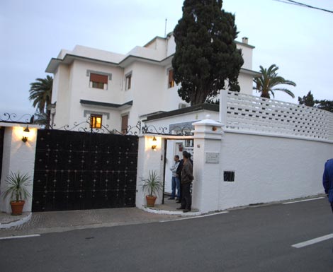 في حدود الساعة الثانية من زوال أمس، عقب صلاة الجمعة، انطلق الموكب الجنائزي المهيب للفقيد أحمد بن بلة أول رئيس للجزائر المستقلة من قصر الشعب، متوجها إلى مثواه الأخير بمقبرة العالية أين ووري الثرى بمربع الشهداء.  وكان في مرافقة الموكب، الرئيس بوتفليقة وعدد من الوزراء والشخصيات الوطنية، فيما التحق الضيوف المعزين مباشرة بمقبرة العالية، وقد نقل جثمان الفقيد الذي كان مسجى بالراية الوطنية على متن عربة عسكرية مكشوفة رصّت أطرافها بأكاليل من الزهور، تجرها المدرعة 