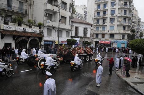 بن بلة يختزل المسافة بين المواطنين والمسؤولين بمقبرة العالية