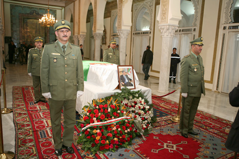 الجزائريون يبكون رحيل الثائر الرمز