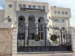 اعتصم 600 منهم أمس أمام الوزارة الوصية               موظفو العدالة يقررون مواصلة شل المحاكم بشعار “العزل ولا الذل”