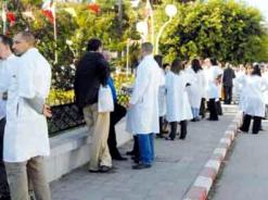 نقابة ممارسي الصحة العمومية تطالب بتسوية ملف عقود ما قبل التشغيل ووقف “إهانتهم”               3500 بين أطباء، جراحي أسنان وصيادلة يتعرضون للمساومات ويتلقون راتبا قدره 15 ألف دينار