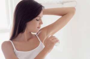 هل مزيلات التعرق تؤدي إلى الإصابة بسرطان الثدي؟