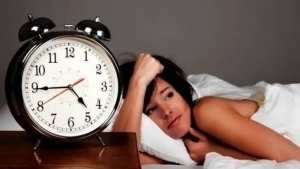 8 عوامل تُسبب الأرق ليلاً