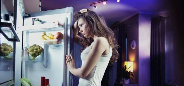 3 حِيَل بسيطة لتتغلب على رغبتك الشديدة بتناول الطعام