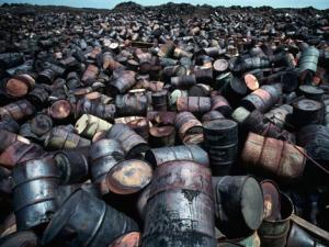 براميل شركات النفط تتهدد سكان إيليزي بالسرطان