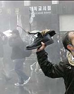 الحذاء سلاح أبيض أيضا في البيض