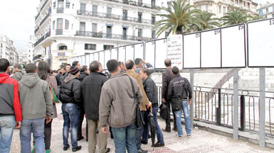 حالة الحداد والظروف المناخية تلقي بظلالها على يومها الأول