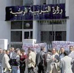 نقاط الظل في قانون عمال التربية تنذر بإضراب مفتوح في القطاع