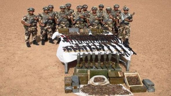 كشف مخبأ يحتوي على 33 قطعة سلاح وذخيرة قرب الشريط الحدودي بتمنراست