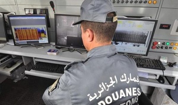 حجز حوالي 600 كاميرا مراقبة لدى مسافرين إثنين بميناء وهران