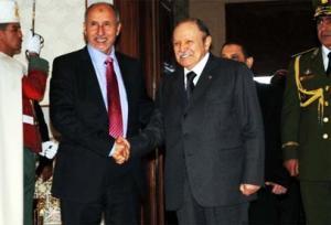 عبدالجليل يدعو بوتفليقة ل'لجم' عائلة القذافي