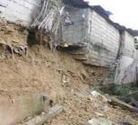 السيول تخلف قتيلا وانهيار منازل وانجراف التربة