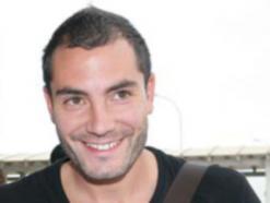 الجزائريون يحتفلون بيوم ميلاد مغني