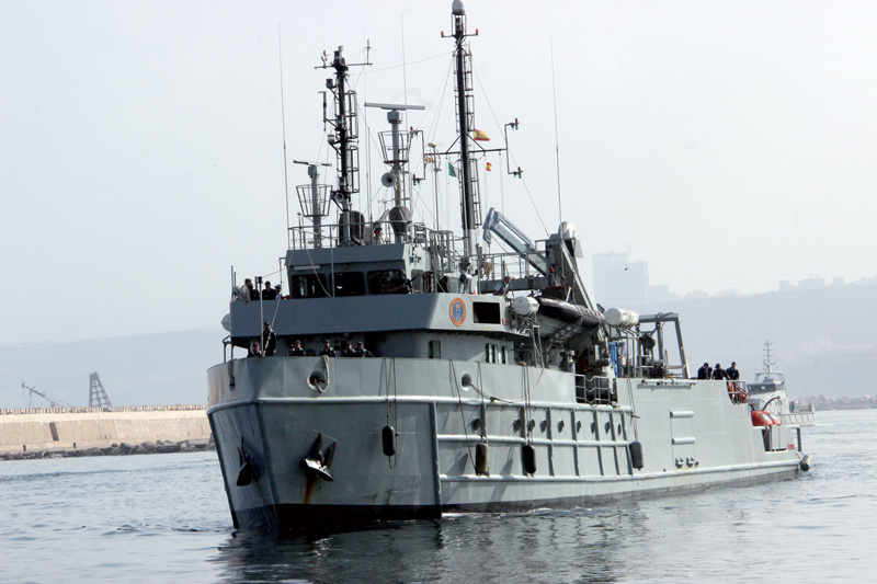 السفينة القاعدة للغطاسين نبتينو أ20 ترسو بميناء وهران